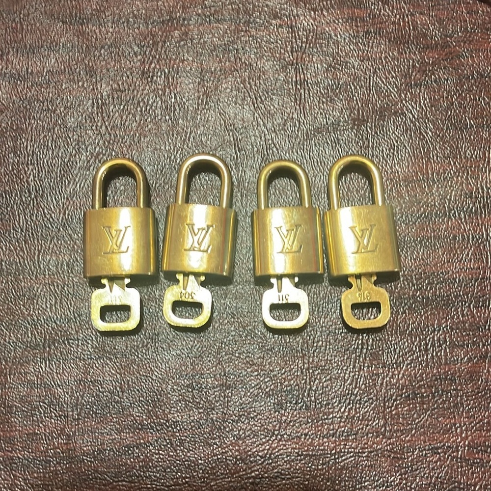 Authentic - Pick One Lv Lock And Key - image 4